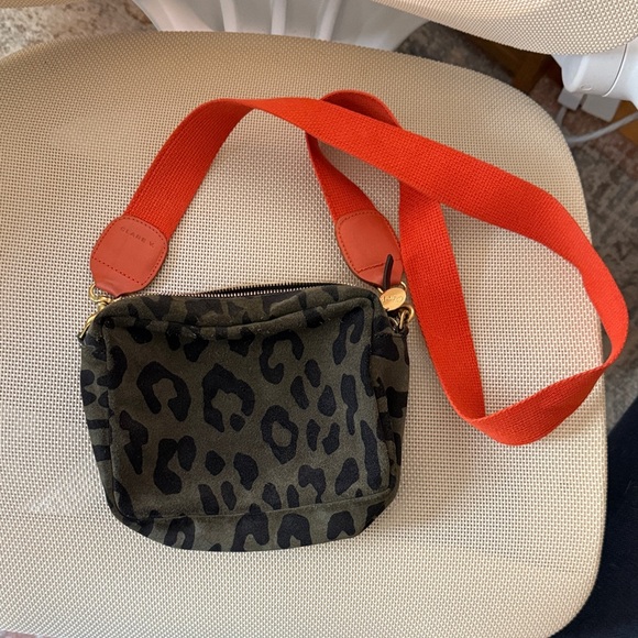 Chic Leopard Crossbody Bag with Red Strap - Picture 3 of 4